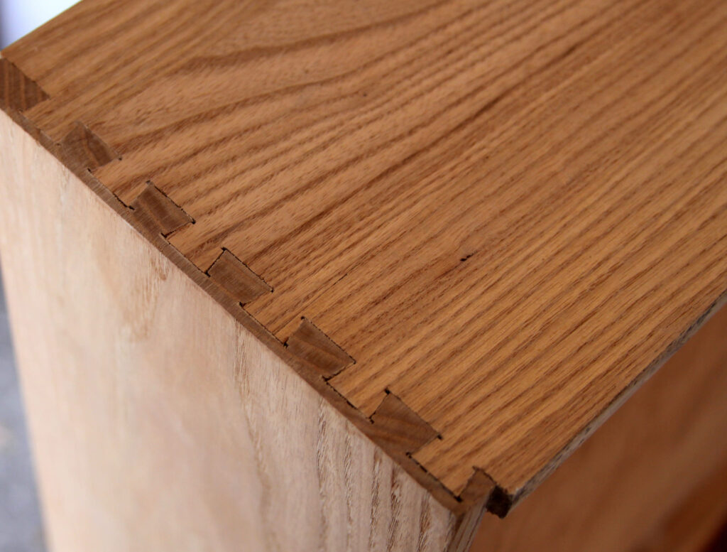 Solid wood dovetail drawer box corner